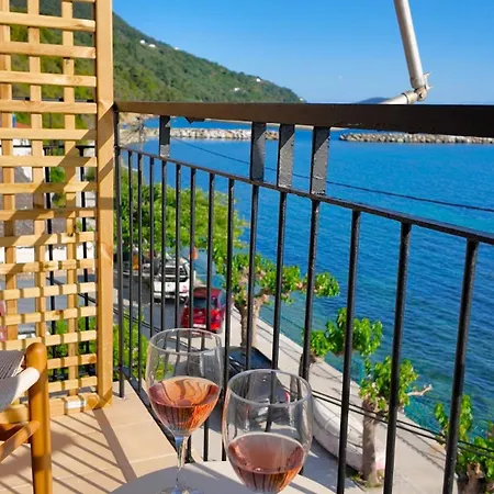 To Nisi Loutraki (Skopelos)